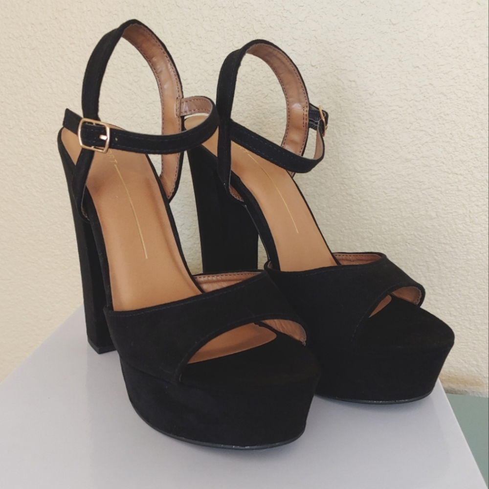Never worn platform high heel sandals 7.5